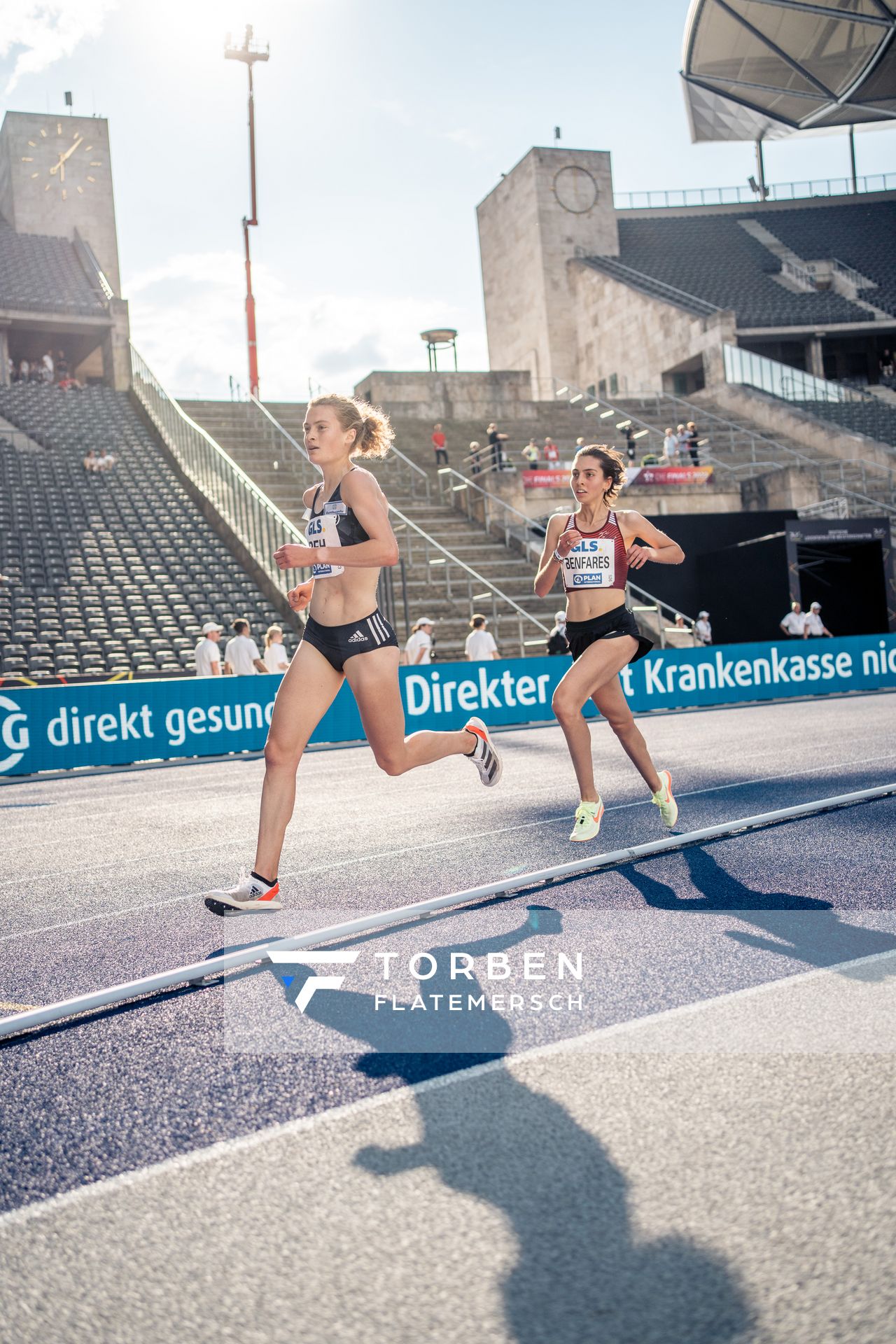 Alina Reh (SCC Berlin) vor Sara Benfares (LC Rehlingen) ueber 5000m waehrend der deutschen Leichtathletik-Meisterschaften im Olympiastadion am 26.06.2022 in Berlin